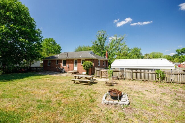 Building Photo - Beautiful 2 Bedroom Corner Lot Property Near Forest Hill Ave ***Available May 2026***