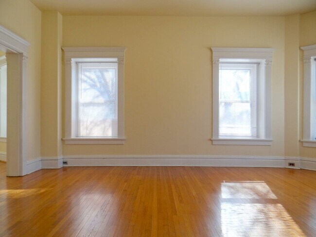 Building Photo - Charming 3 BD/2 BATH right across the stre...