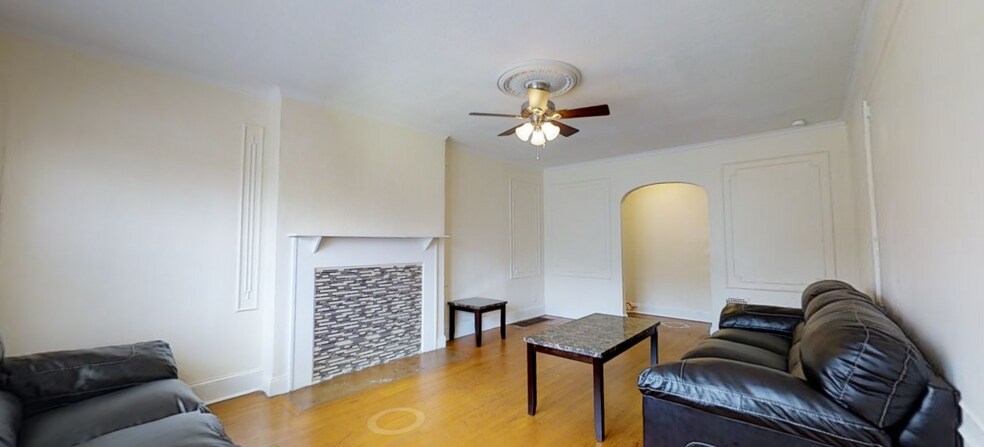 Building Photo - 2401 E Genesee St