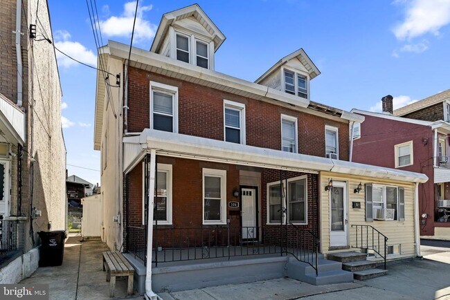 Building Photo - 106 W 5th St