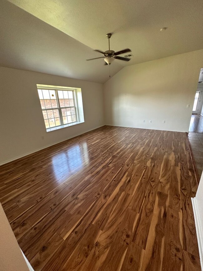 Building Photo - 4 bd/2 ba - Wood Look Floors - Open Plan