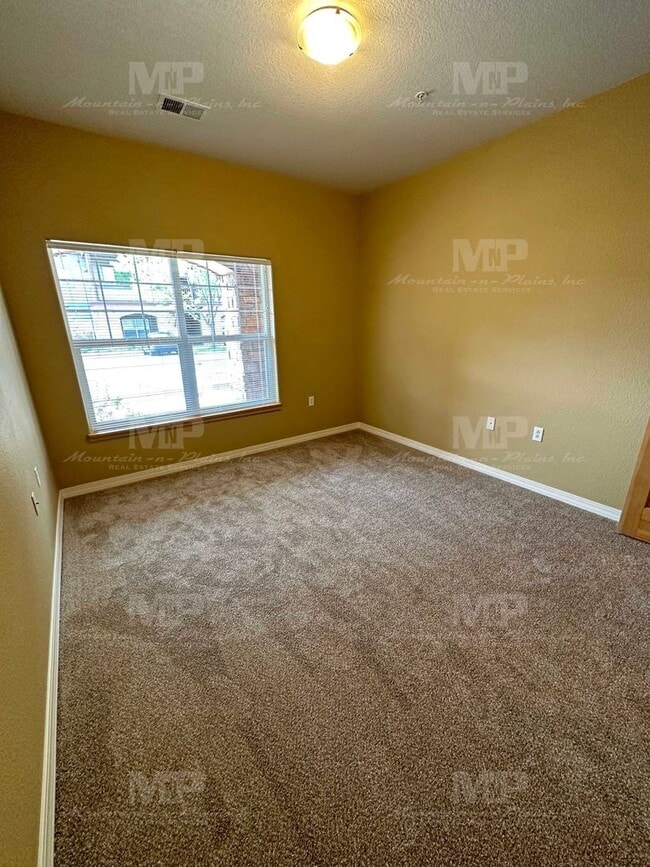 Building Photo - 5220 Boardwalk Dr