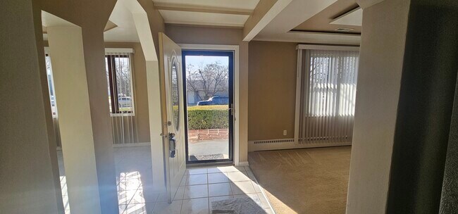 Building Photo - 1055 Kenmore Ave