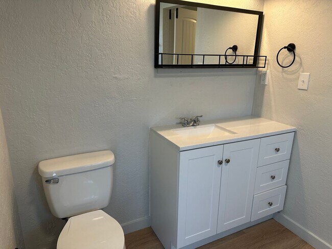 Building Photo - Updated 2 bedroom 2 bath house with a deta...