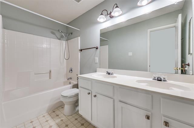 Building Photo - 8405 Seven Oaks Ln