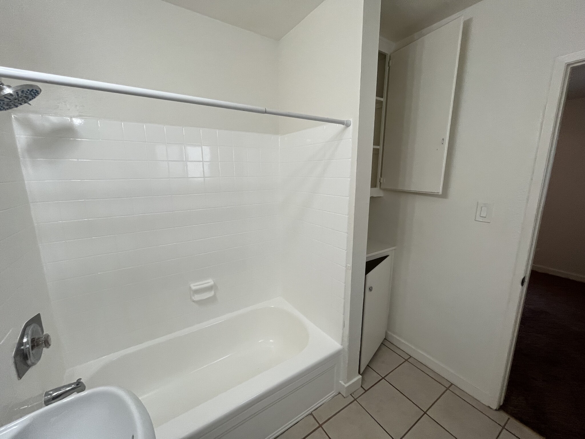 Full shot of the bathtub and shower - 207 S Lillie Ave