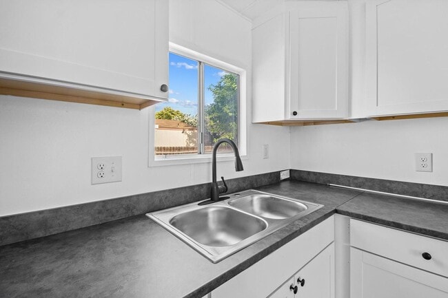 Building Photo - 5055 W. TULARE AVE SP 64 - 2 BEDROOM 1.5 BATH - MANUFACTURED HOME - SW VISALIA