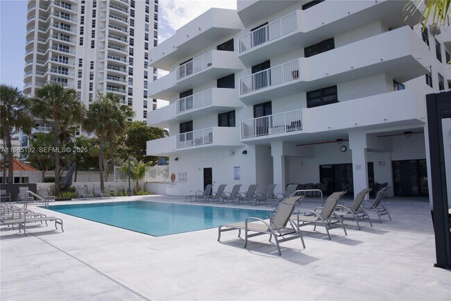 Building Photo - 4301 Collins Ave