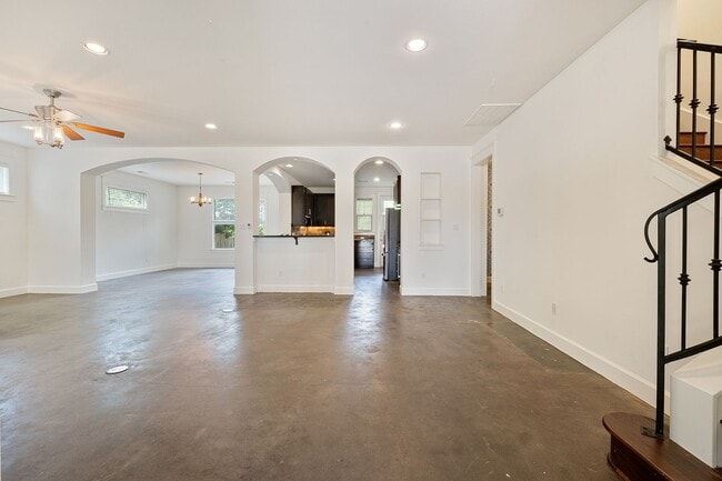 Building Photo - Beloved 3 Bedroom, 2.5 Bath Home in Brentwood