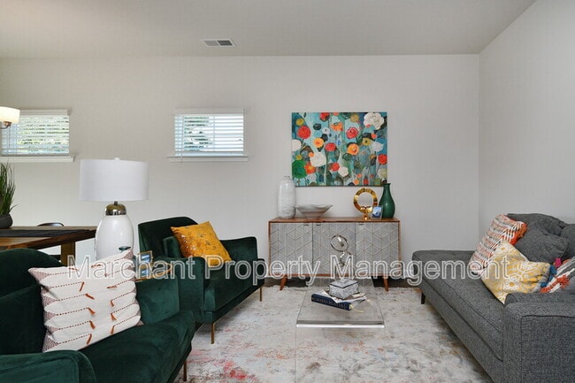 Building Photo - 27 English Ct