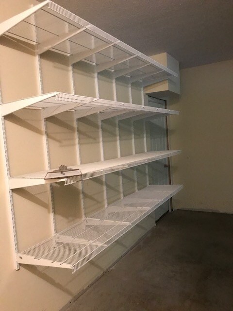 Building Photo - 3 BEDROOM TOWNHOUSE AVAIL JULY 2026.   Mon...