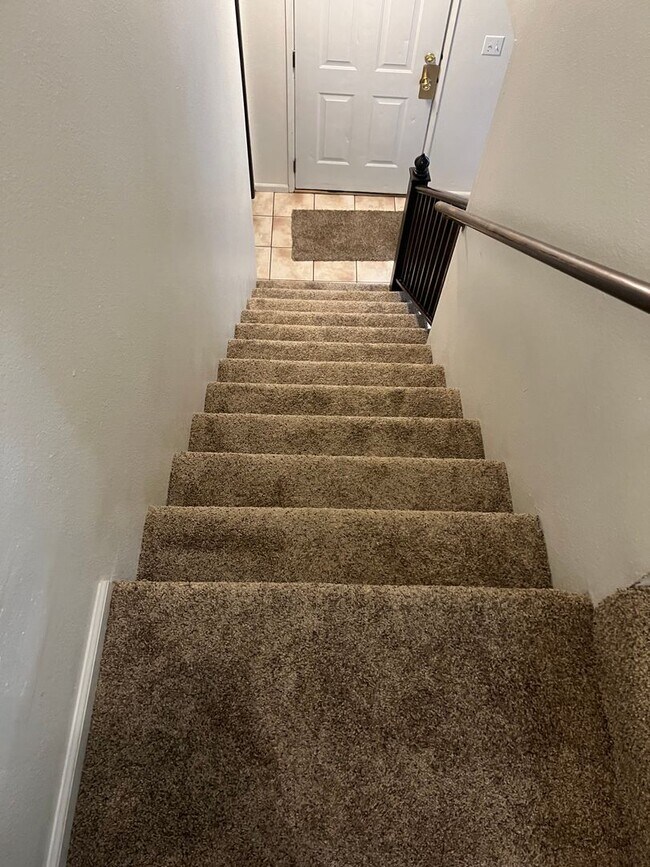 Building Photo - Application Pending - 3 Bedroom Condo for Rent - Hood River