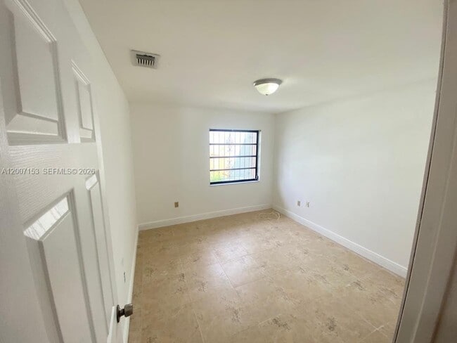 Building Photo - 881 W 37th St