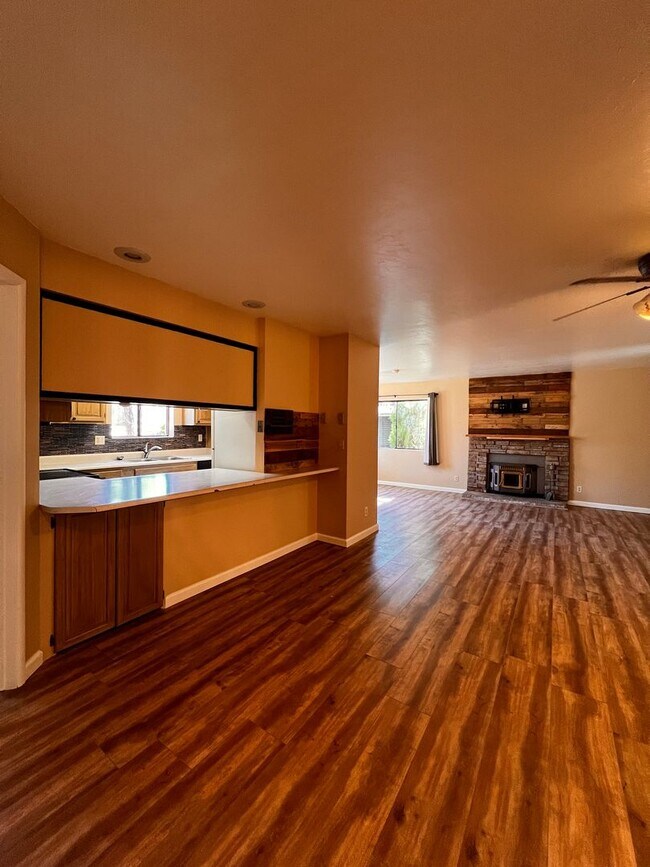 Building Photo - Close to Downtown Prescott!!