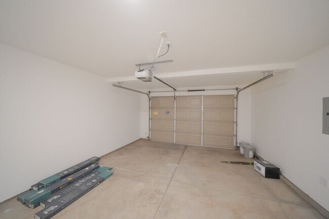 Building Photo - Remodeled 3 Bed / 2.5 Bath Townhome in Great Location