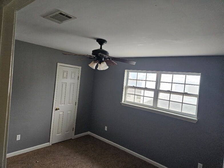 Building Photo - 1903 Rosary Dr