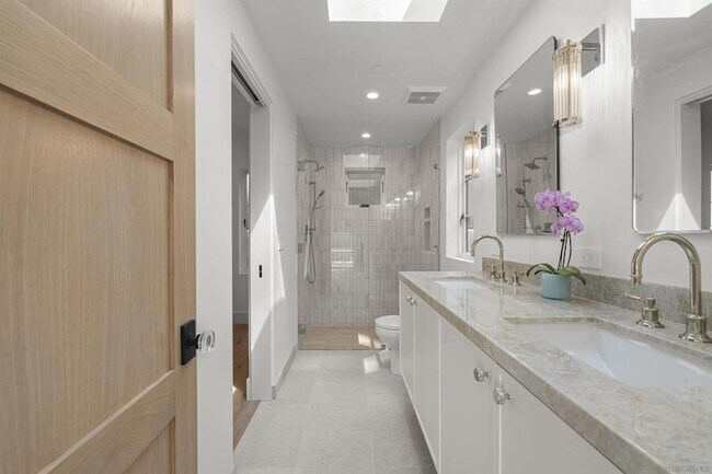 Building Photo - 461 Zuni Dr