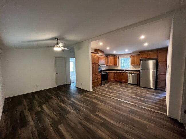 Building Photo - Beautifully Kept Newly Constructed Manufactured Home 3bed/2bath