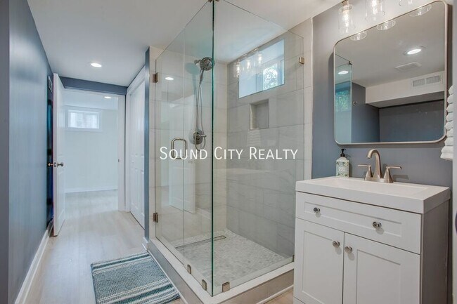 Building Photo - 2929 Emery Dr
