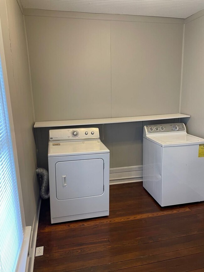 Building Photo - Charming 2-Bed, 1.5-Bath Single family hom...