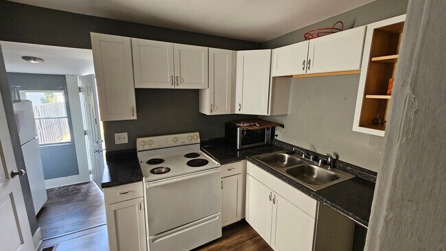 Building Photo - 142-144 West Park Avenue