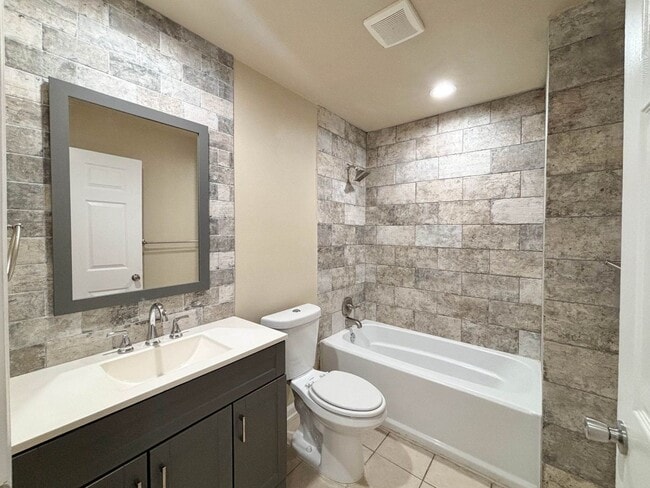 Building Photo - Charming 3 Bedroom 2 Bath Duplex Convenien...