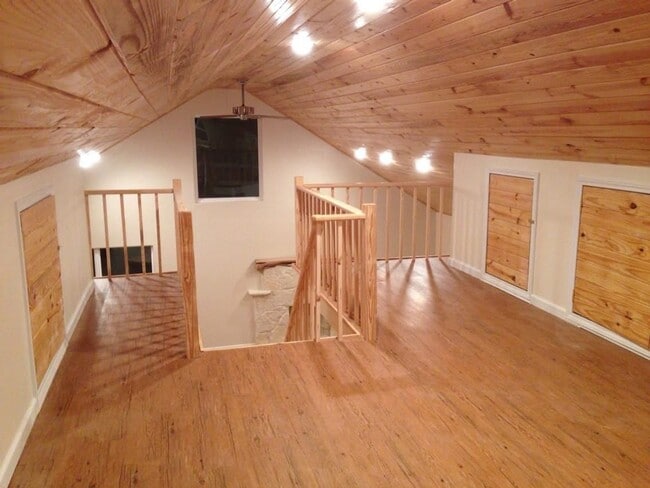 Building Photo - 2/2 w/ Loft - Electric Included!