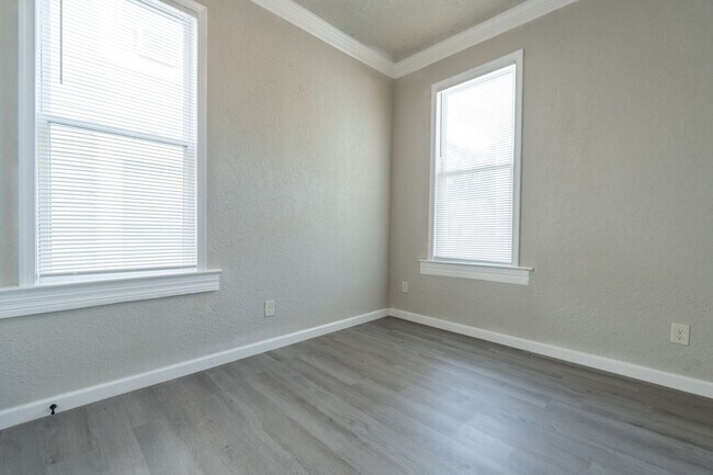 Building Photo - MOVE IN READY 2 Bedroom in the Heart of Oceanview!