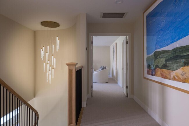 Building Photo - 10 Meadow Ln