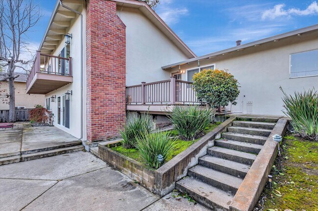 Building Photo - Tri-Level Home in Los Gatos