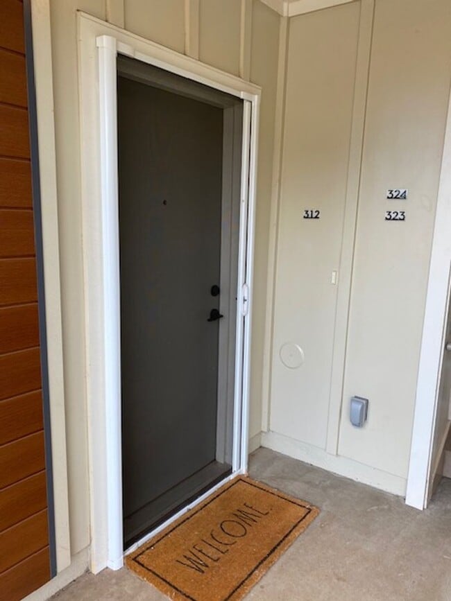 Building Photo - 1-Bdrm/1-Bath Ground Level End-unit w/ 2-Assigned Tandem Parking