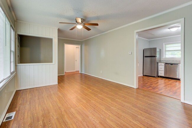 Building Photo - FREE MONTH RENT! Freshly Updated 3 Bedroom House