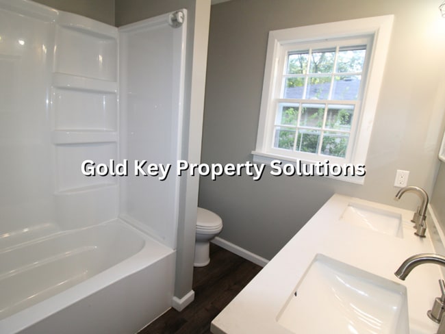 Building Photo - Adorable Brick 4 BR 1 BA House Near Golf C...