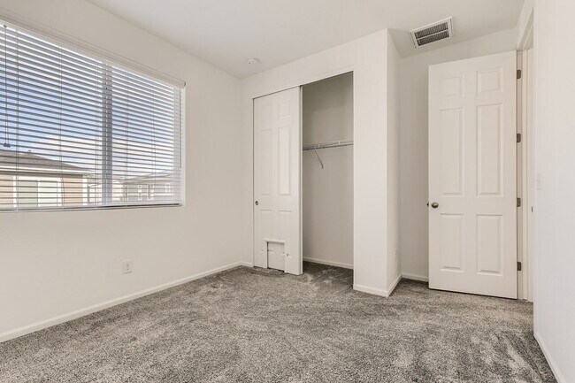 Building Photo - Stunning 3 Bed 2 1/2 Bath in Aurora!