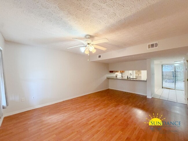Building Photo - Great 2 Bedroom Townhouse in Fort Walton!