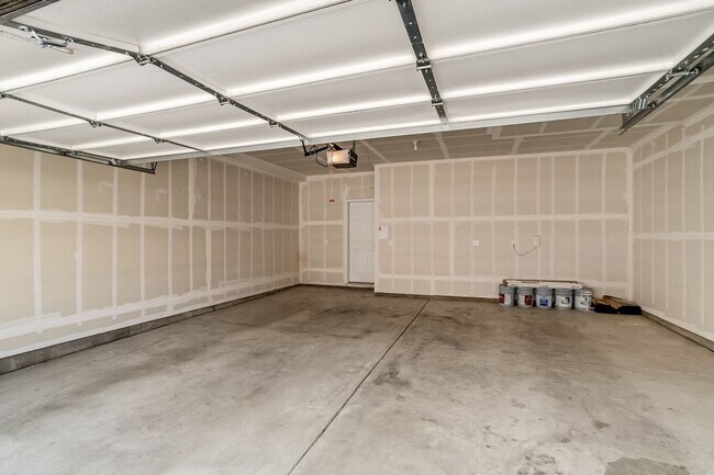 Building Photo - Spacious 4BR Townhome in Denver