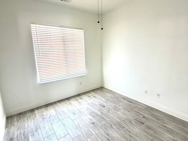 Building Photo - "Charming 3-Bed Oasis with Cozy Fireplace on Lighthouse Dr, Bakersfield!"
