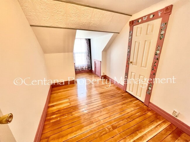 Building Photo - Historic home centrally located and beauti...