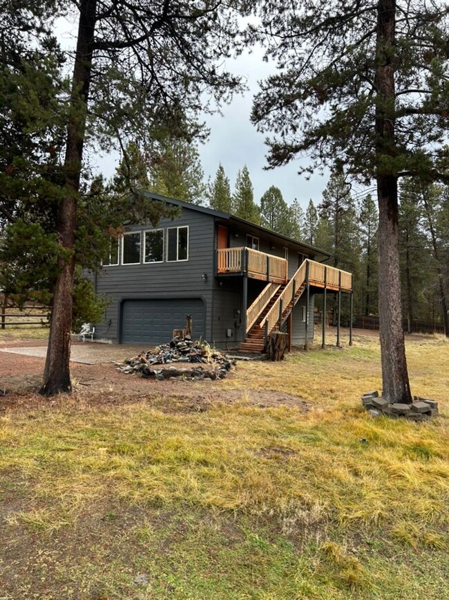 Building Photo - Newly Remodeled Home in Desirable Oregon W...