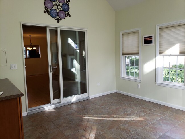 Building Photo - 3 Bedroom, 2 Bath, Sun room and 1 car gara...