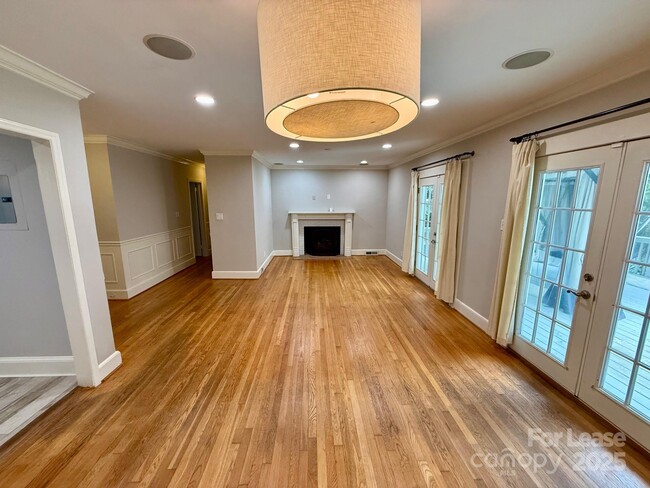 Building Photo - 1425 Montford Dr