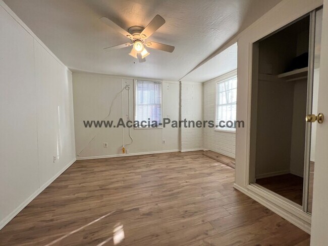 Building Photo - Quaint Two Bedroom