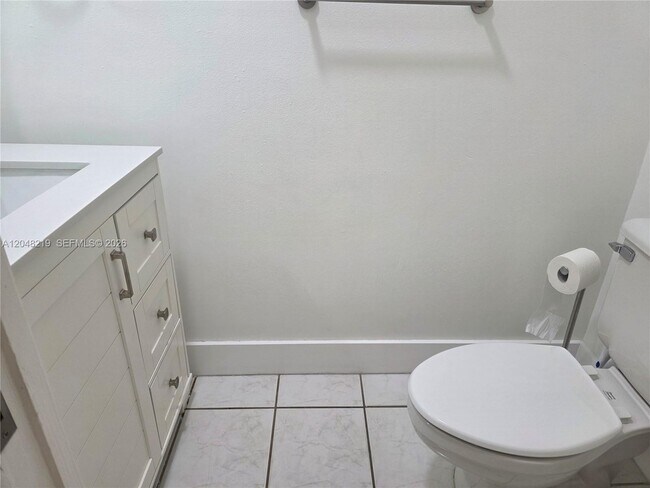 Building Photo - 523 W 68th St
