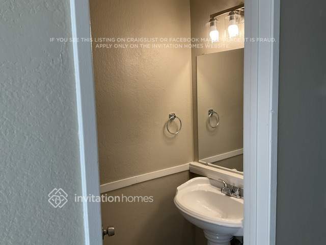 Building Photo - 14207 Woodland Dr