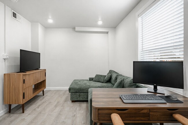 Building Photo - 324-326 Darby Rd-1R