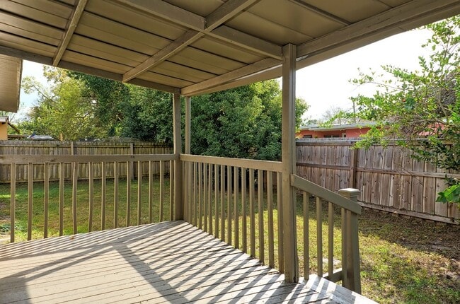 Building Photo - Beautiful 3bd 2bth Home with patio and large back yard available now! Great Location! Landscaping...