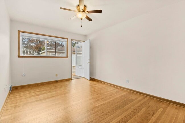 Building Photo - 426 Rushmore Ln