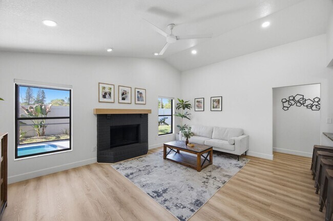 Building Photo - Pool Home