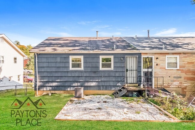 Building Photo - Spacious Single Family home with Huge Backyard and Parking