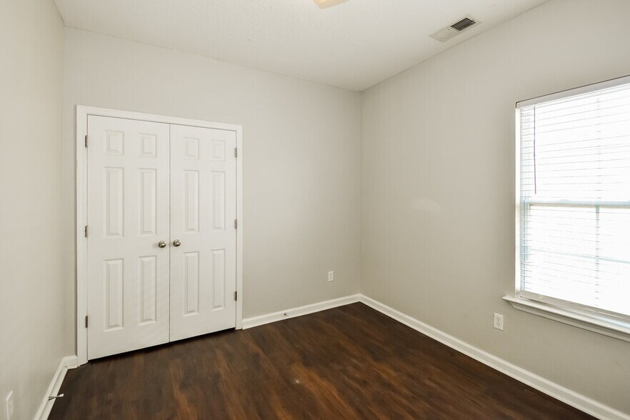 Building Photo - 9885 White Poplar Dr